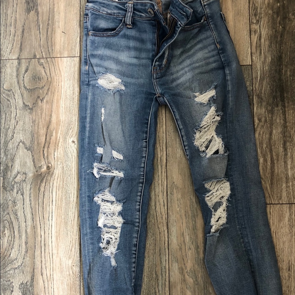 Soft and stretchy jeggings with rips on front